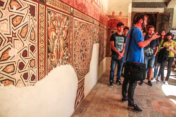 Visita guiada a San Isidoro del Campo en Sevilla con un guía experto. Interior del Monasterio de San Isidoro del Campo en Sevilla con un guía explicando la historia a un grupo de visitantes.